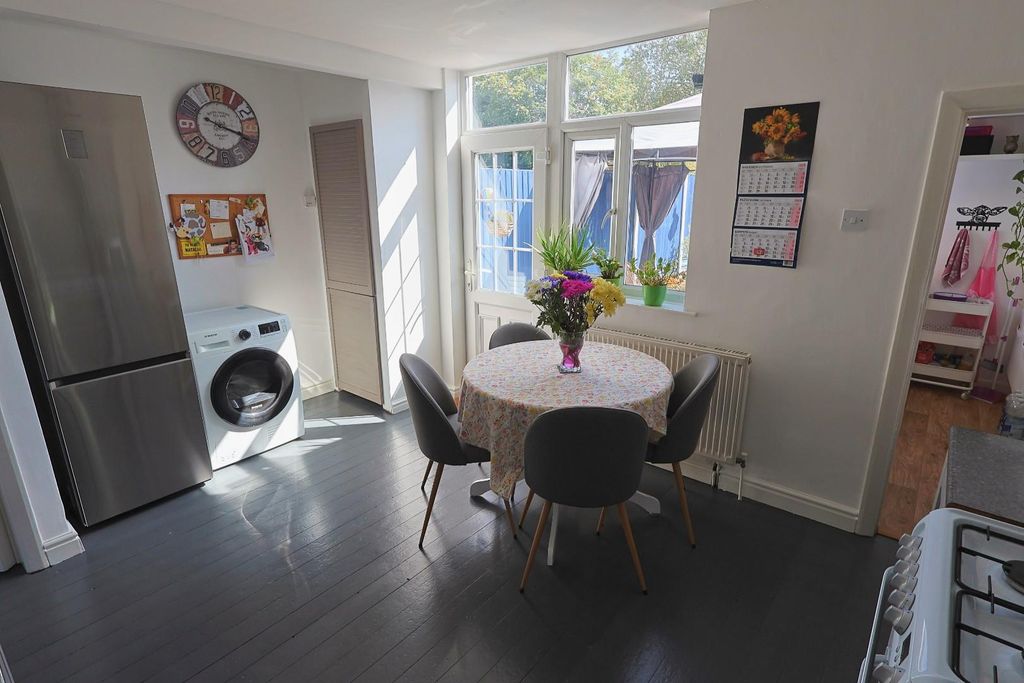 Property photo 3 of 17 Kitchen / Diner