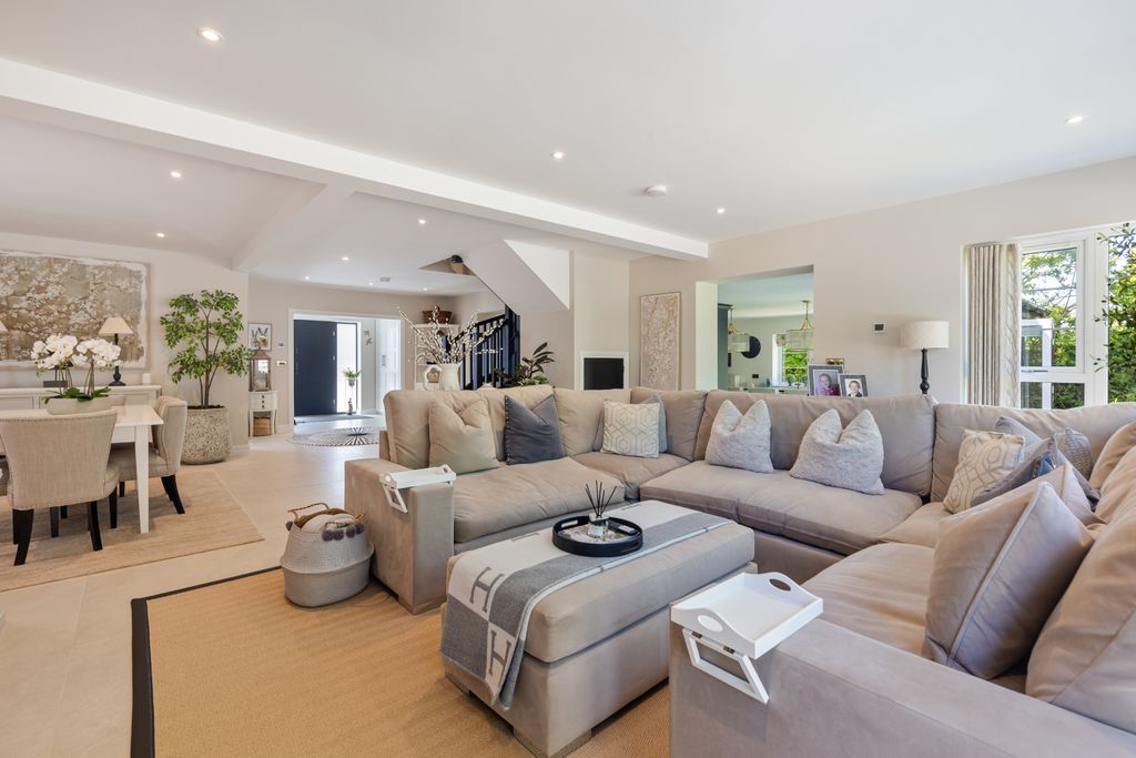 Property photo 2 of 27