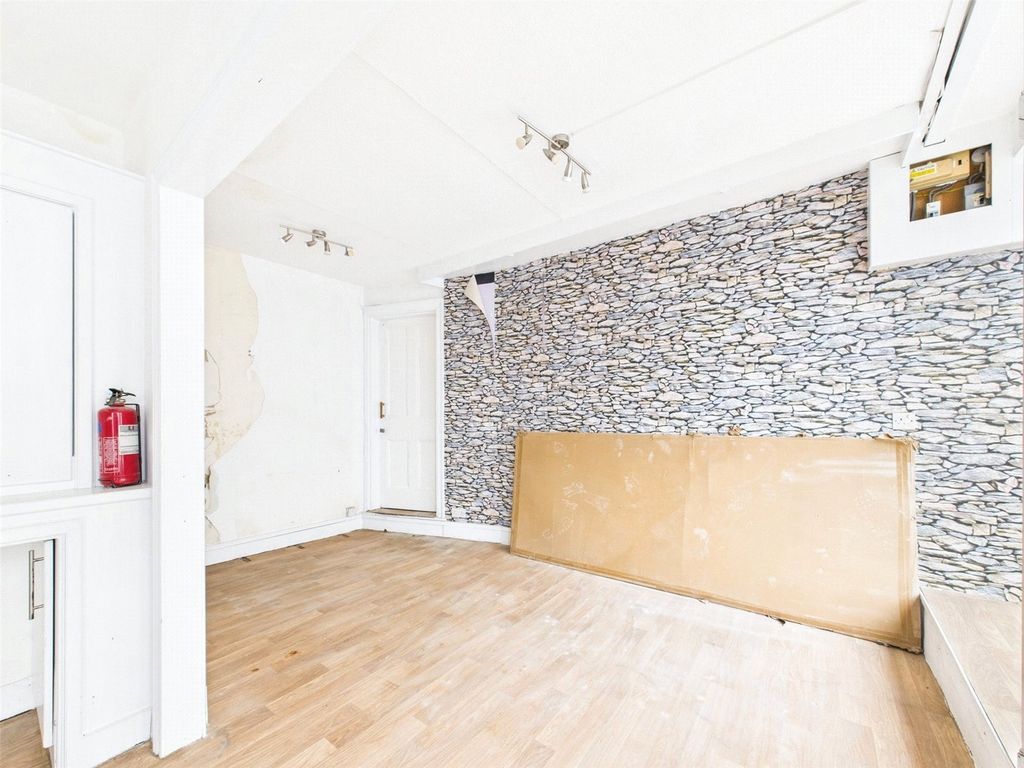 Property photo 3 of 18 Picture No. 02