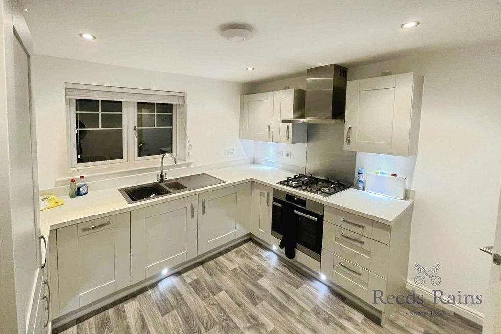 Property photo 2 of 10 Kitchen