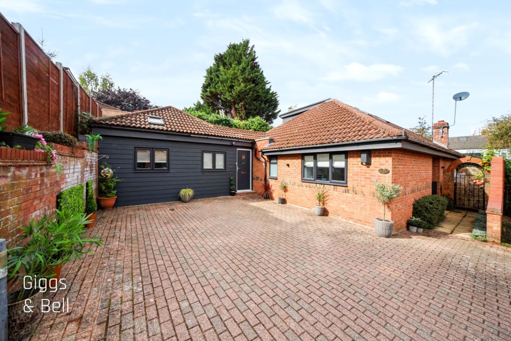 Property photo 1 of 37 5519951