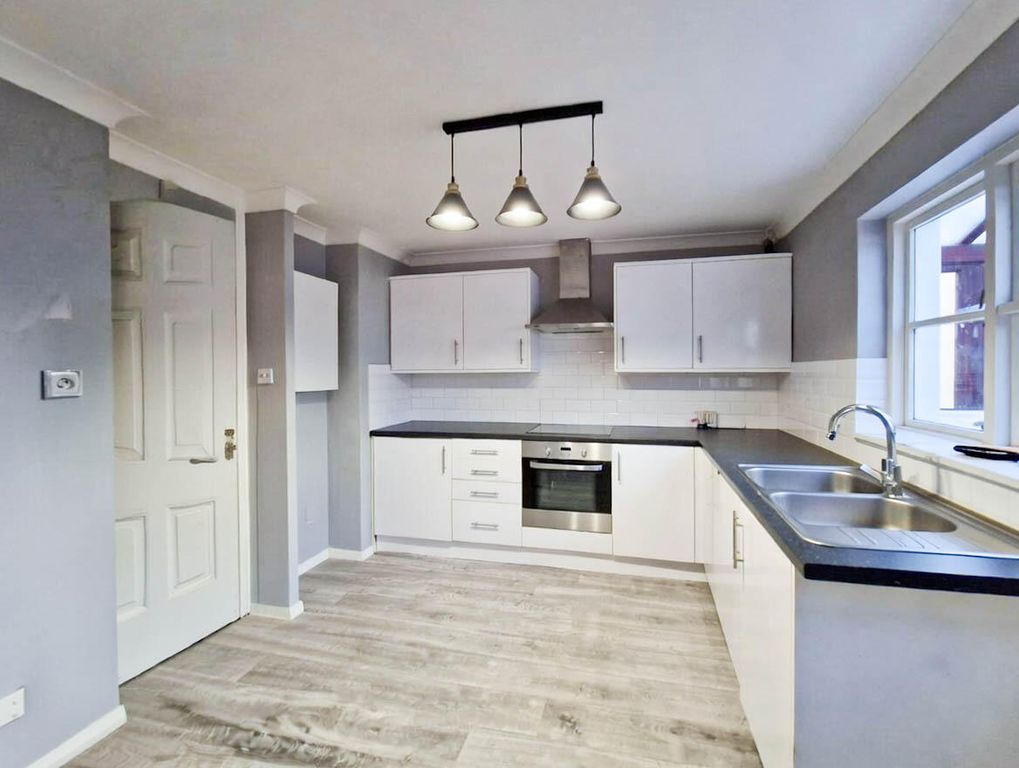 Property photo 3 of 9 Kitchen