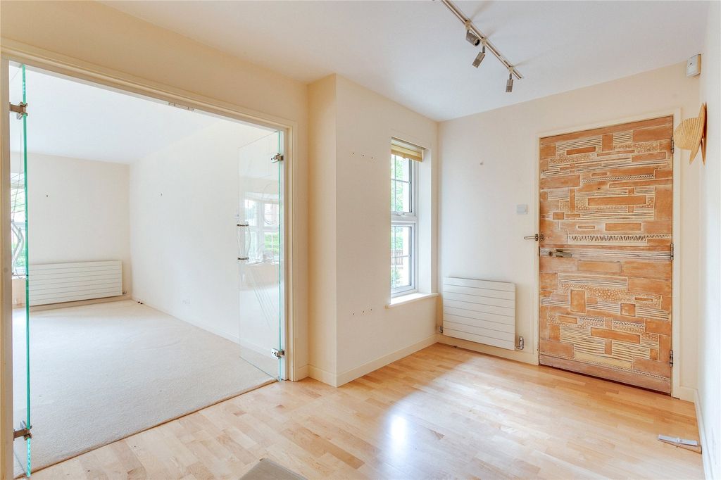 Property photo 3 of 23 Ground Entrance Hall