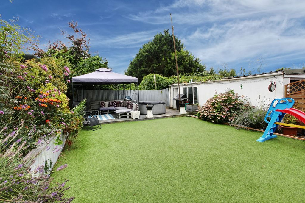 Property photo 3 of 25 Garden