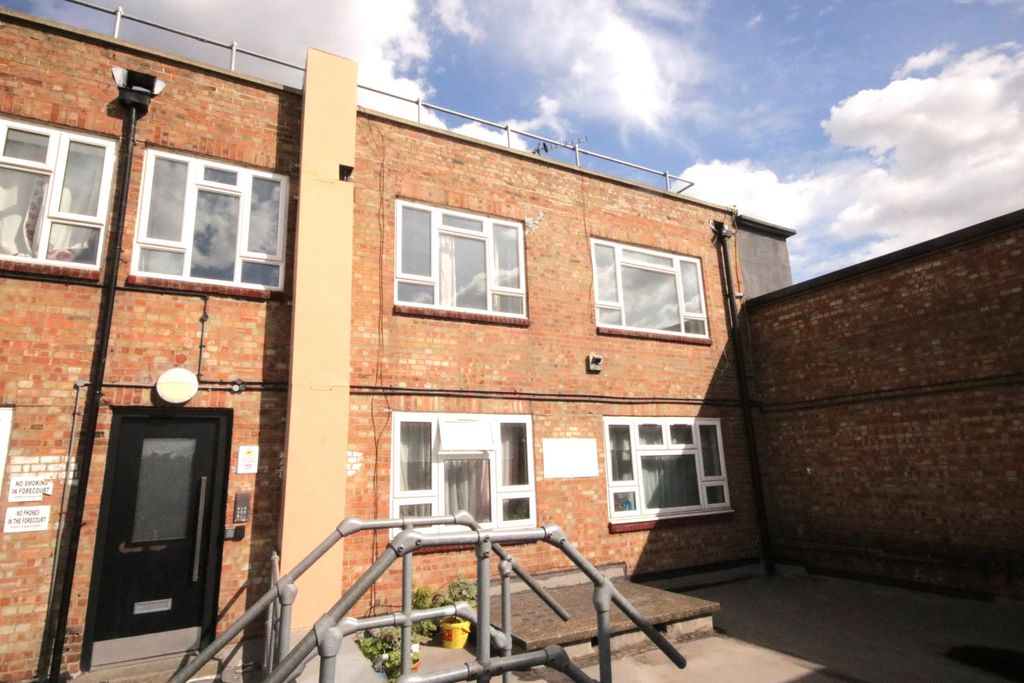 Property photo 1 of 10 2 Bedroom Flat Requiring Refurbishment. Long Lease. Close To Station And Shops. No Chain