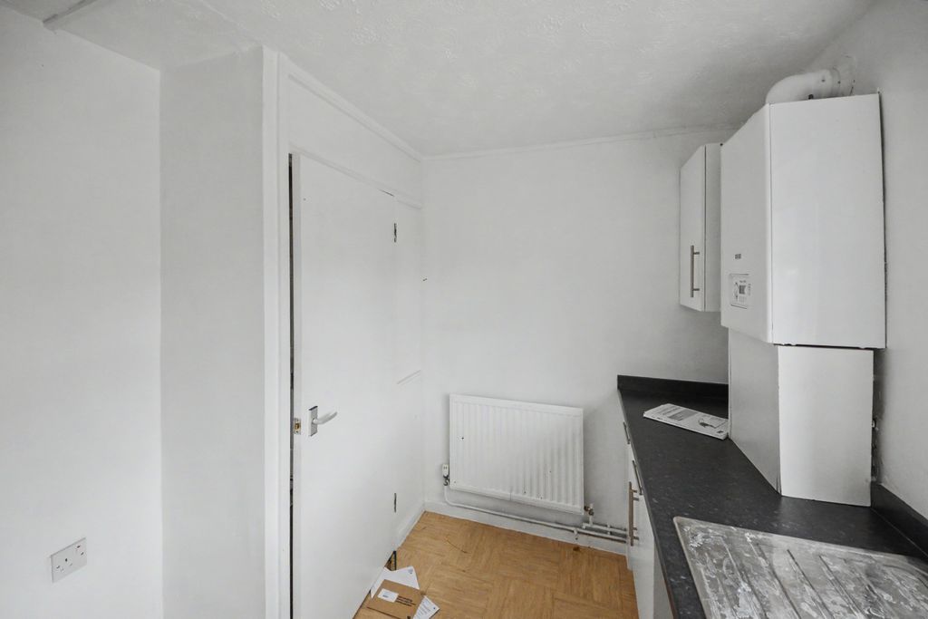 Property photo 3 of 11 4 Russell Court, St. Neots, Cambridgeshire, Pe19 1Az