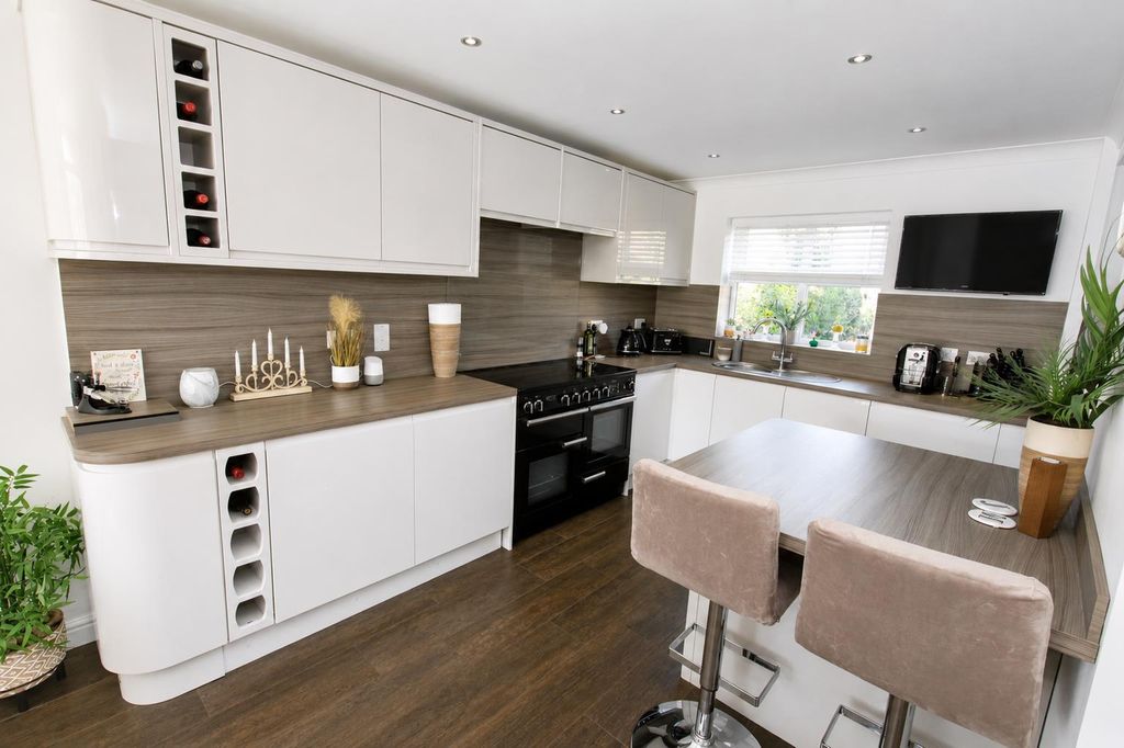 Property photo 2 of 17 Kitchen
