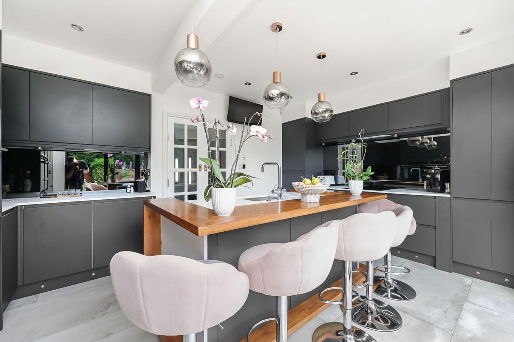 Property photo 3 of 28