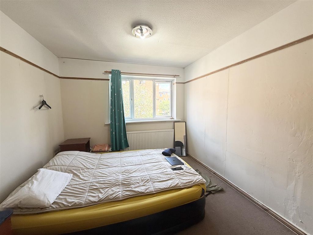 Property photo 1 of 8 Bed 1.Jpg