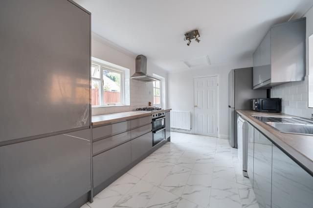 Property photo 3 of 11 Kitchen