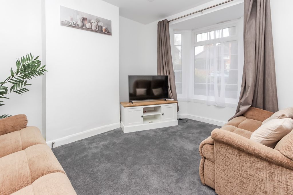 Property photo 2 of 13 Lounge