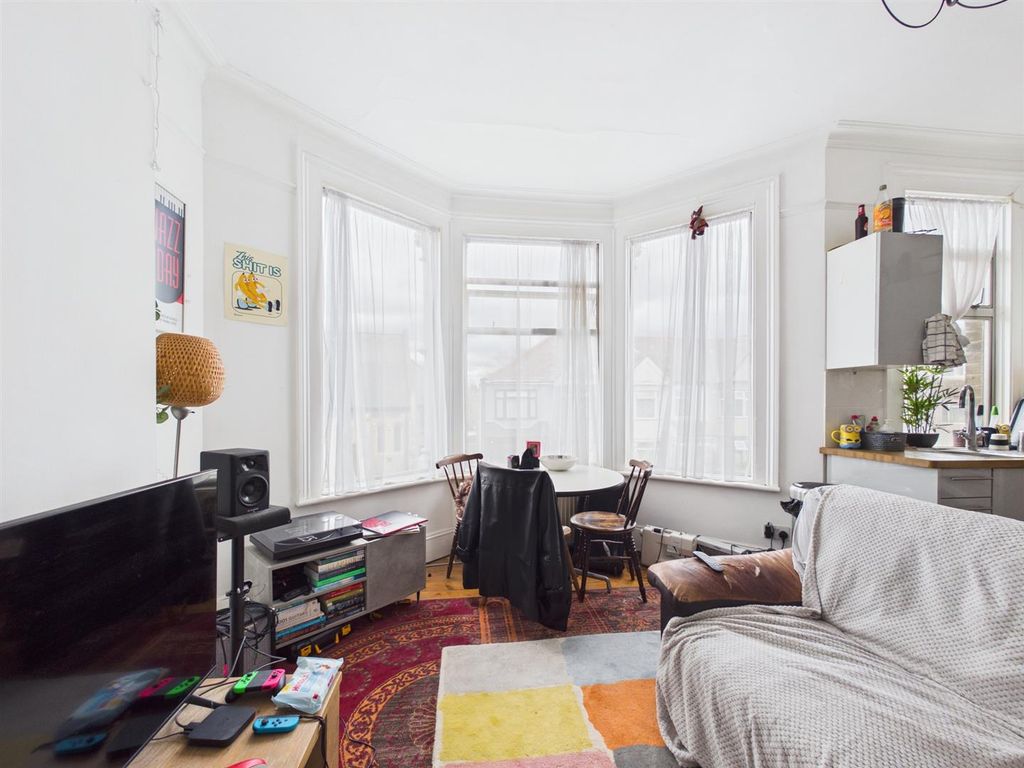 Property photo 3 of 22 Cam01358G0-Pr0229-Still009.Jpg