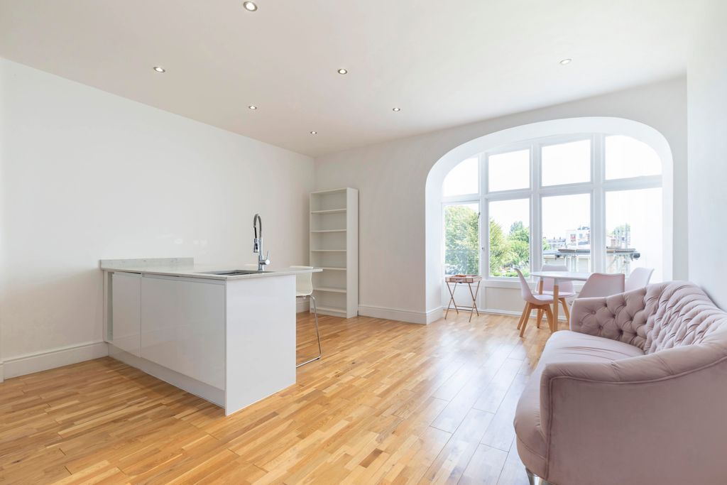 Property photo 2 of 11 Flat 8, Regent House-06