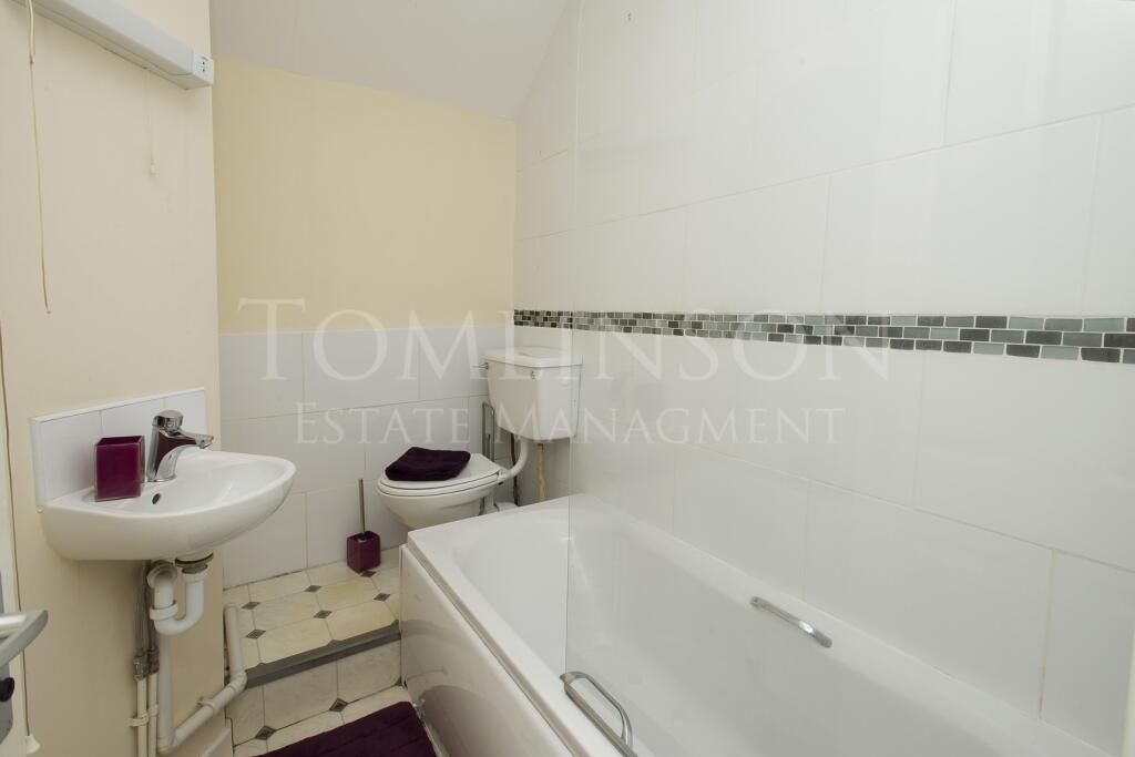 Property photo 3 of 11 Bright And Clean Bathroom Suite Featuring A Modern...