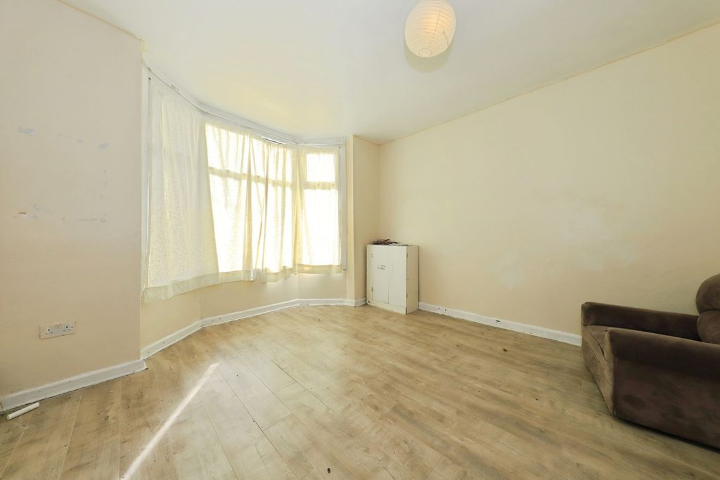 Property photo 3 of 13 Lounge