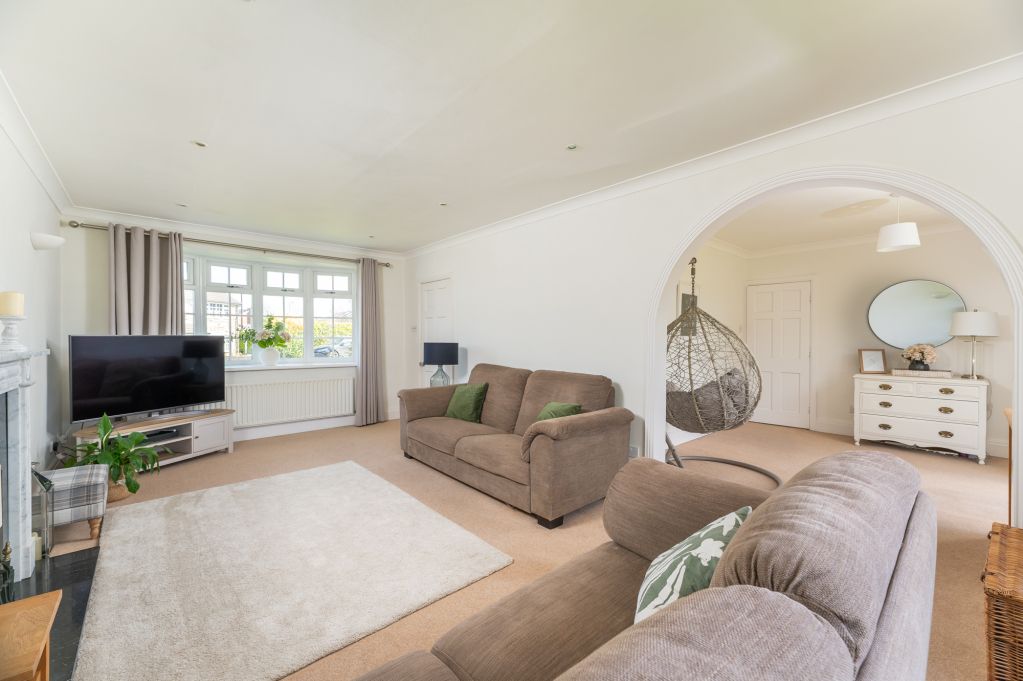 Property photo 2 of 35 Lounge