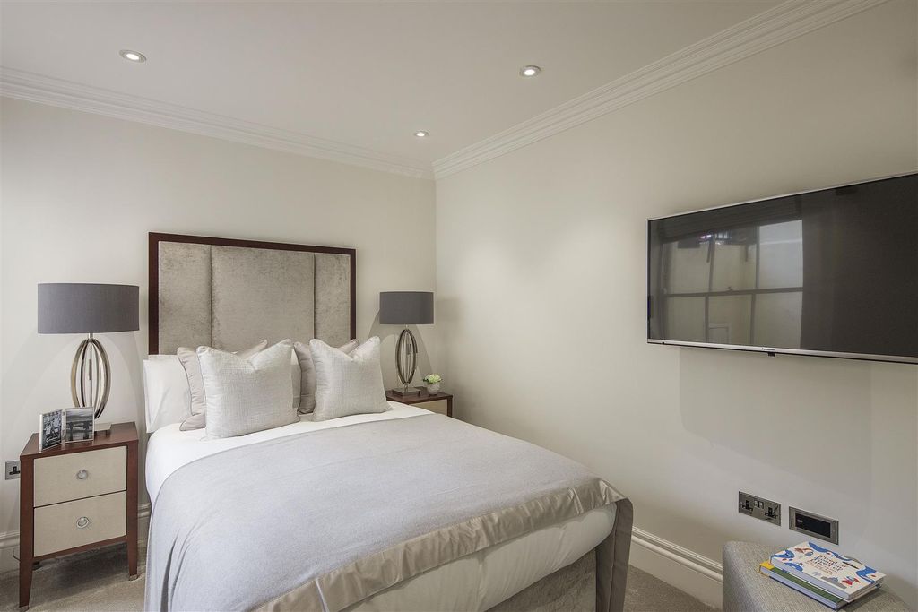 Property photo 3 of 8 B1  86-92 Kensington Gardens Square - 355411 Maste