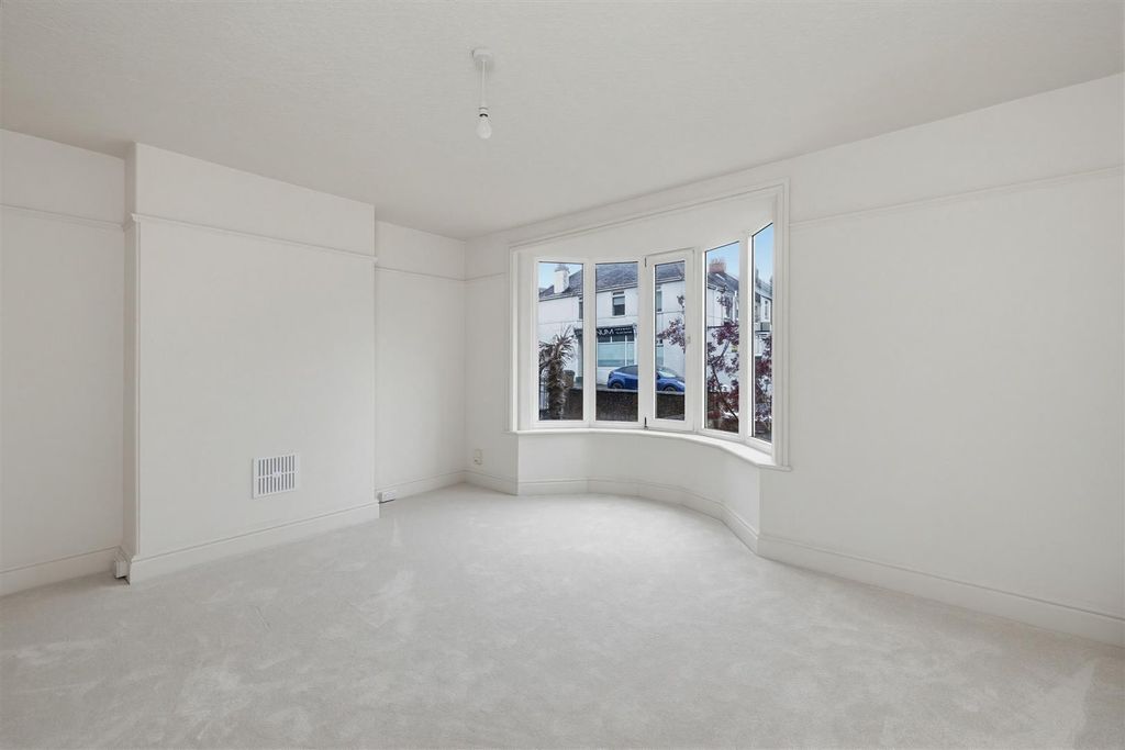 Property photo 2 of 16 Lounge