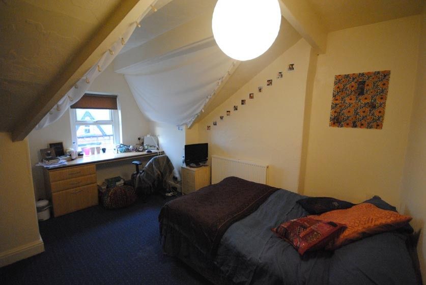 Property photo 1 of 10 A Cozy Bedroom With A Large Double Bed, Featuring ...