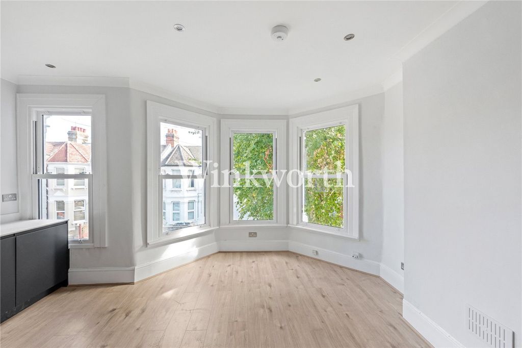 Property photo 3 of 11 Picture No. 18