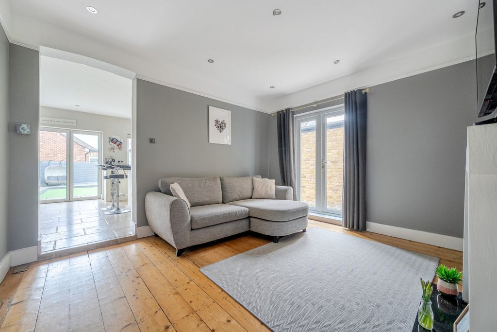 Property photo 3 of 18 Sitting Room