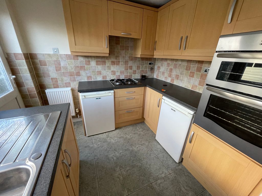 Property photo 3 of 9 Kitchen