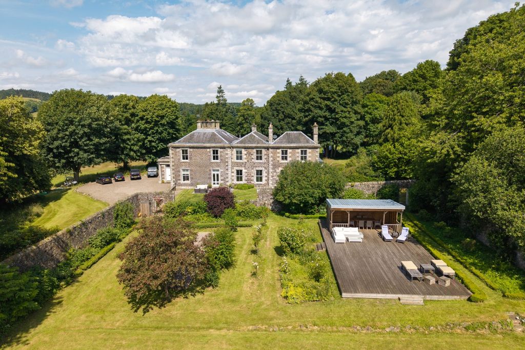 Property photo 2 of 34 Arngask House