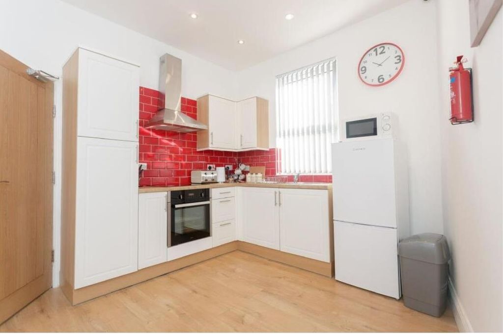 Property photo 2 of 5 Bedroom