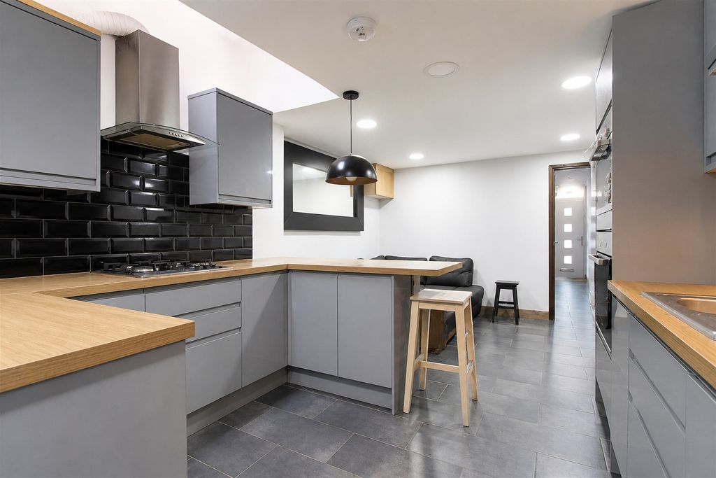 Property photo 2 of 16 Approach