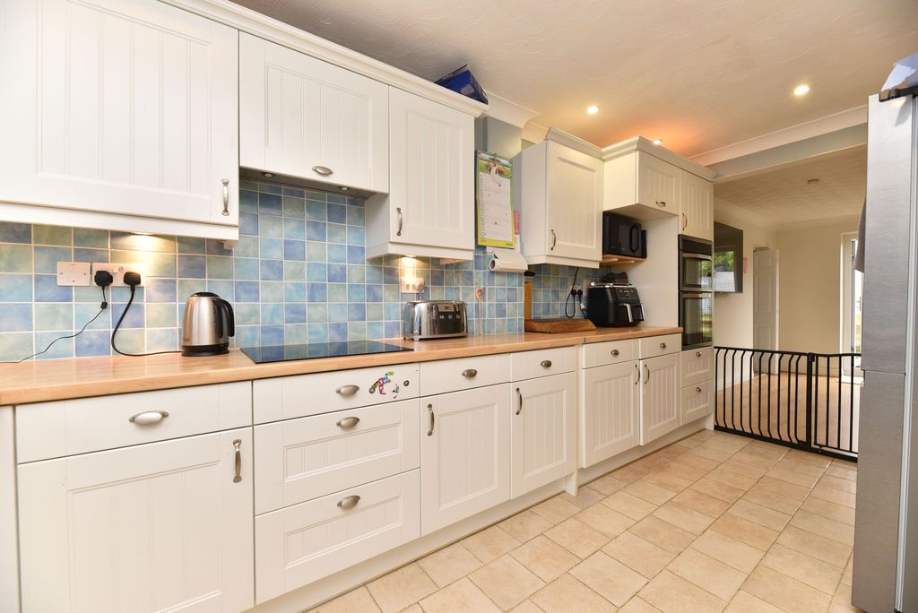 Property photo 2 of 23