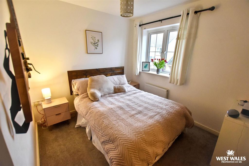 Property photo 3 of 17 4 (5).Jpg