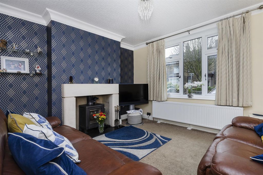 Property photo 2 of 33 Living Room