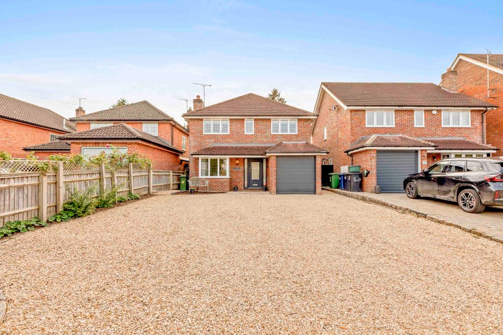 Property photo 1 of 34 67 Berwick Road, Sl7 3As (Low Res)-25