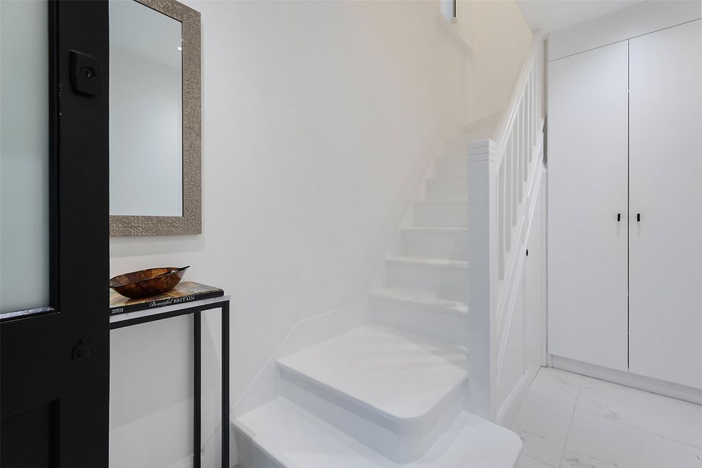 Property photo 2 of 19 Hallway
