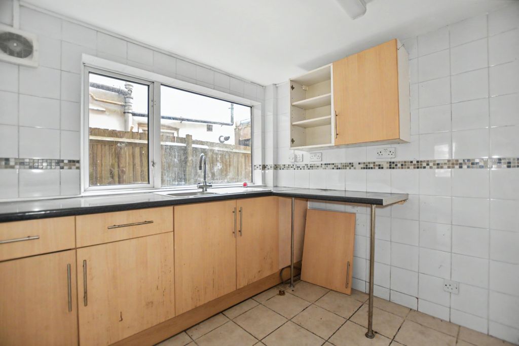 Property photo 2 of 15 6 Claytonville Terrace, Crabtree, Manorway, North Belvedere, Kent, Da17 6Aq