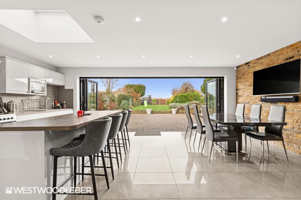 Property photo 2 of 38 Stmargaretsroad_34.Jpg