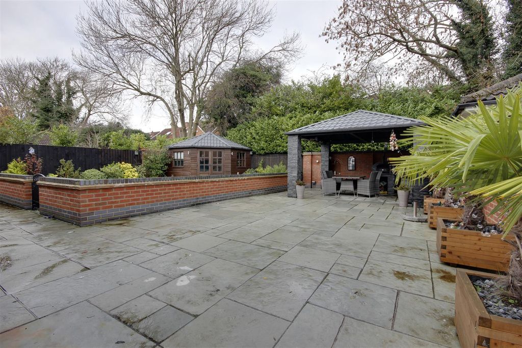 Property photo 3 of 25 Outside