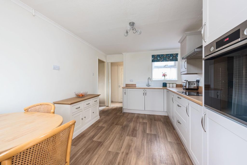 Property photo 3 of 10 Kitchen