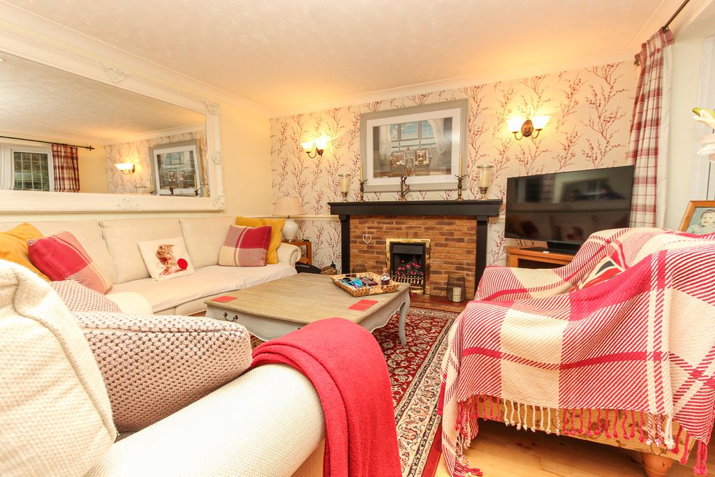 Property photo 3 of 12 Lounge