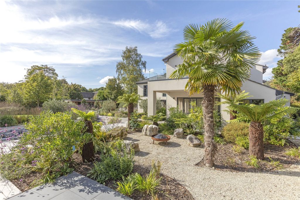 Property photo 2 of 53 Landscaped Garden