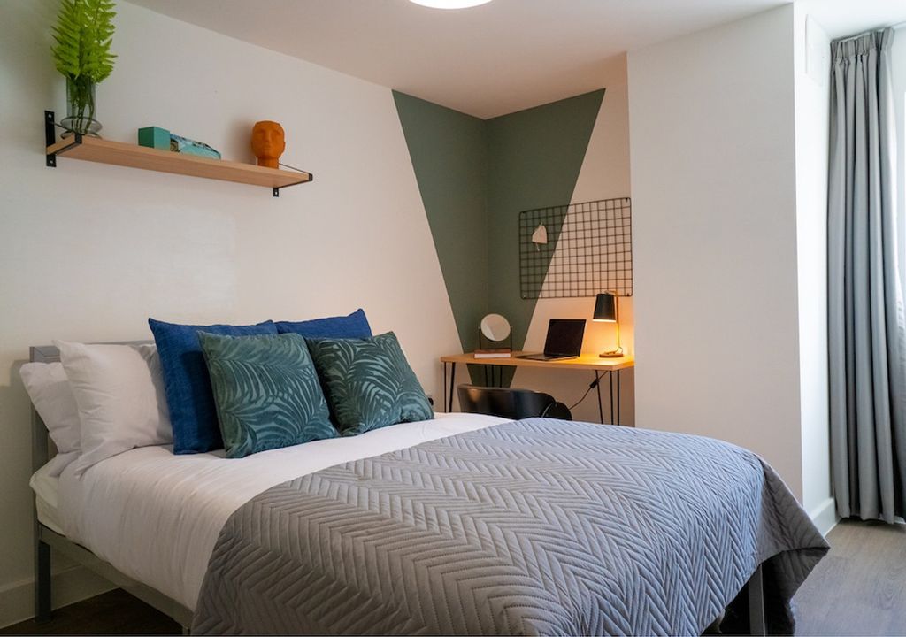 Property photo 2 of 5 A Bright And Inviting Double Bedroom With Stylish ...