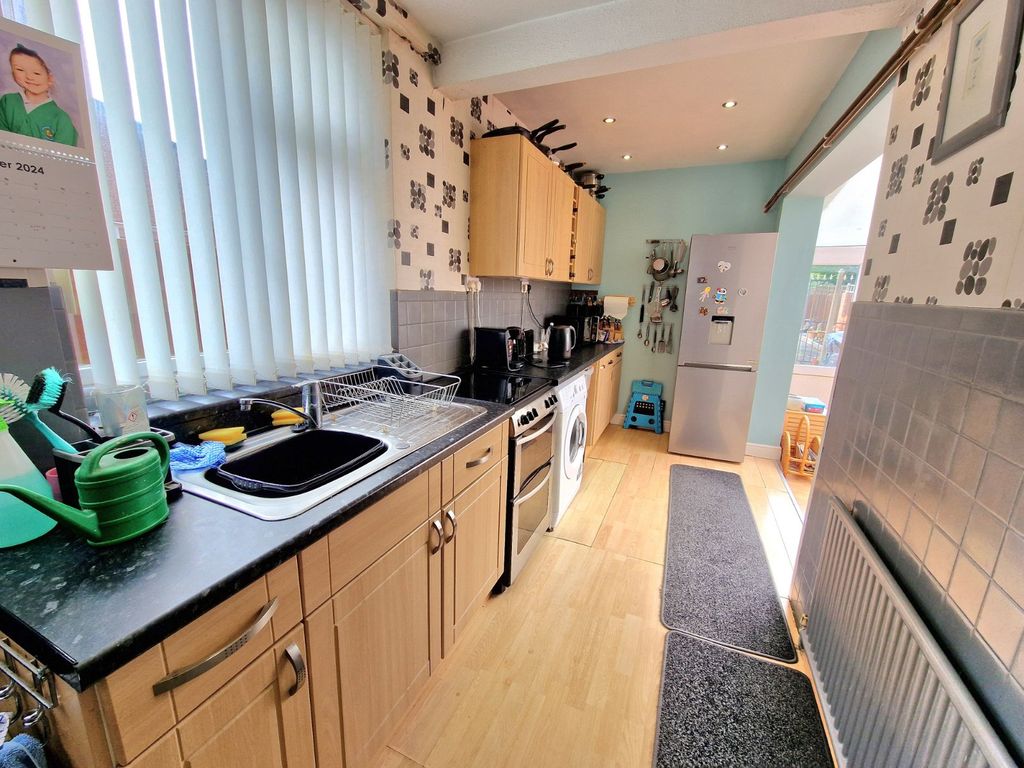 Property photo 3 of 18 Kitchen