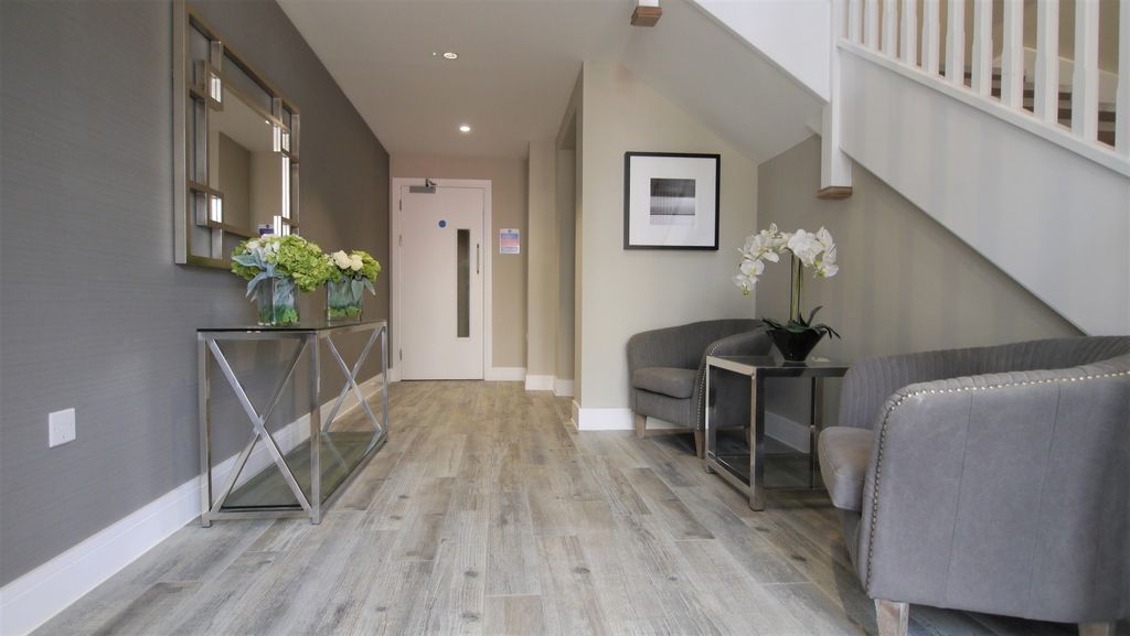 Property photo 2 of 11 Communal Hallway