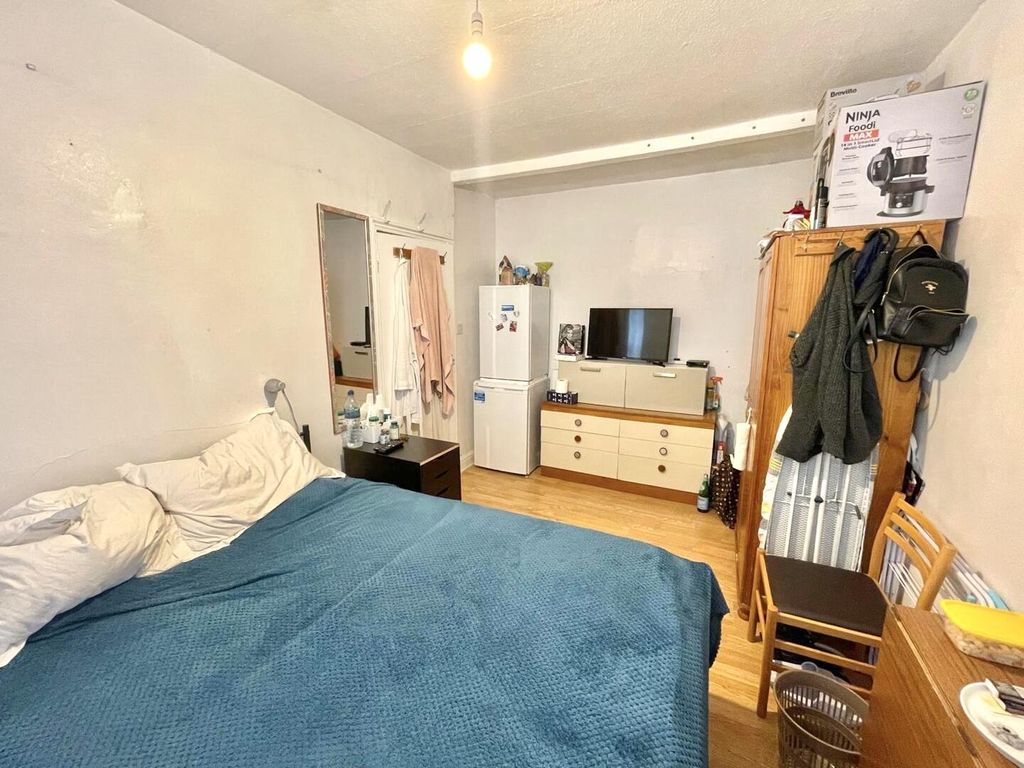 Property photo 3 of 10 Bedroom