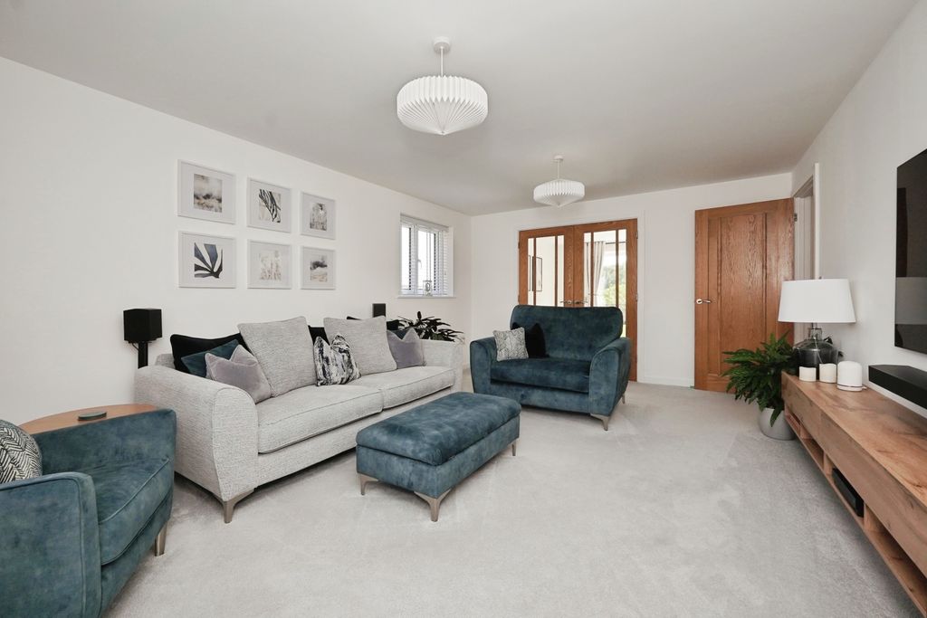 Property photo 3 of 30 Lounge