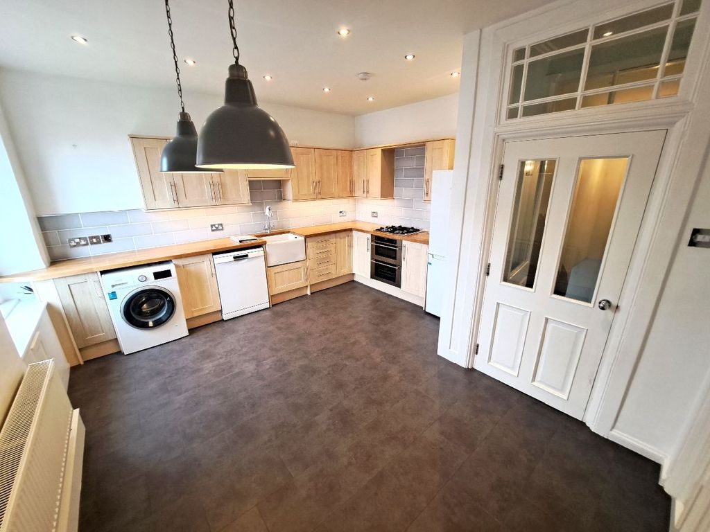 Property photo 3 of 15 Dining Kitchen