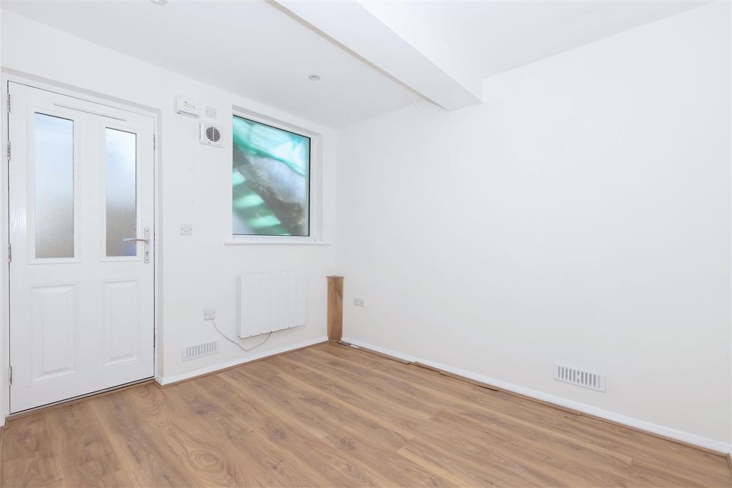 Property photo 3 of 13 Littlehampton Rd_3.Jpg