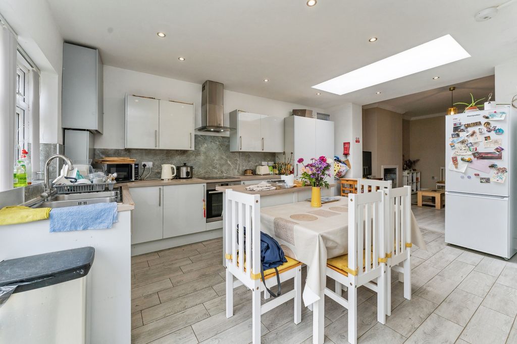 Property photo 3 of 23 Kitchen/Breakfast