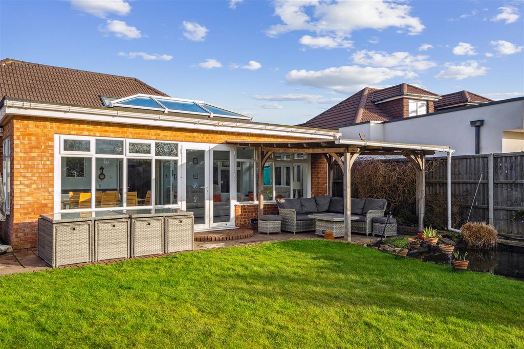Additional image 18 of 3 bed detached bungalow for salePulens Crescent, Petersfield GU31