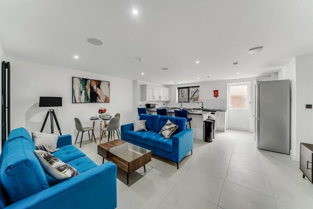 Property photo 3 of 12 Bright And Spacious Living Room With Modern Furnis...